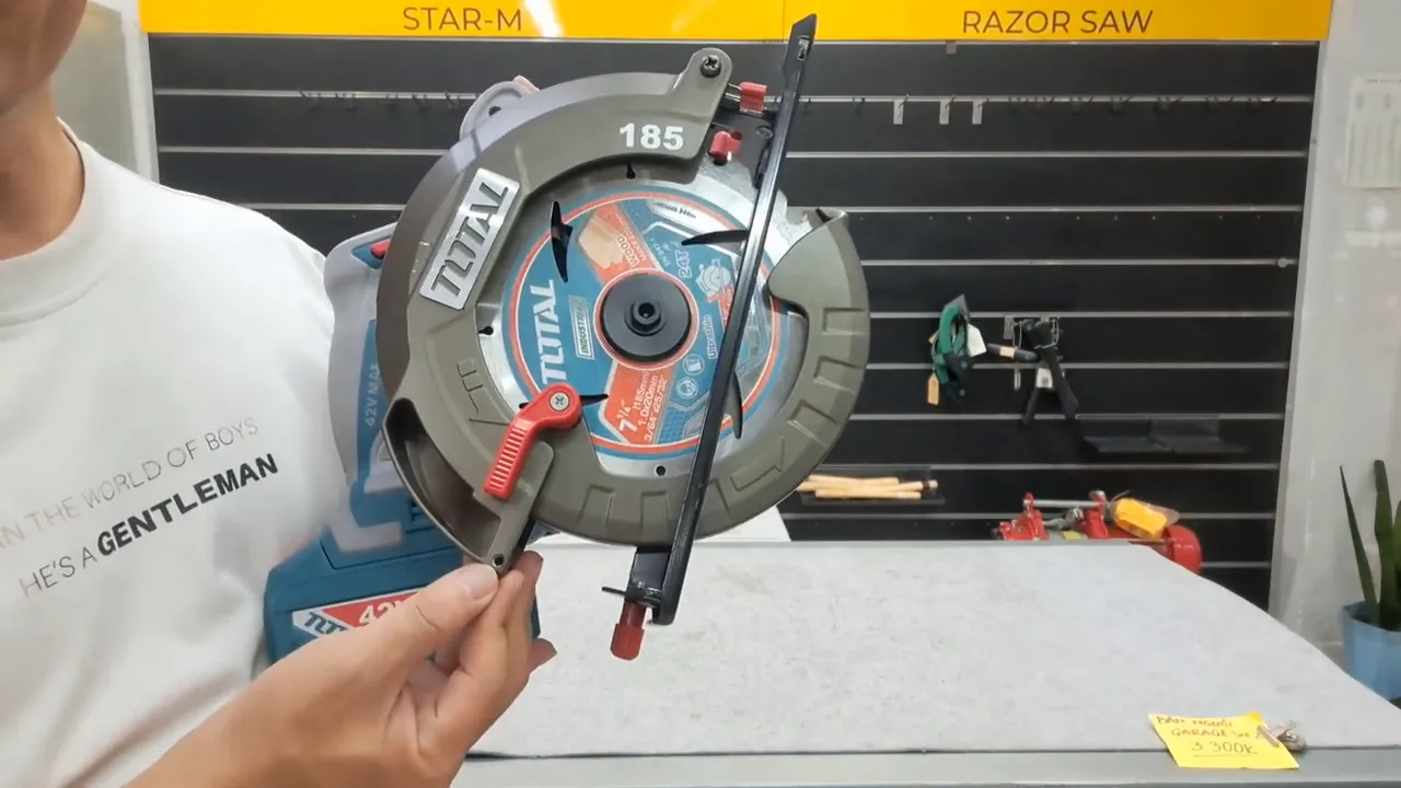 Tổng quan rõ ràng máy cắt Total TSLI4218511 với đĩa 185mm và giá đỡ lưỡi