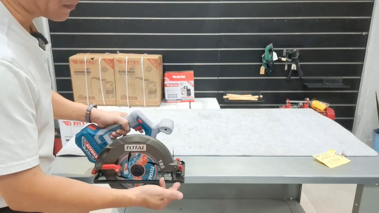 Cận cảnh hai tay giữ máy cắt đĩa Total, thể hiện tư thế cầm an toàn