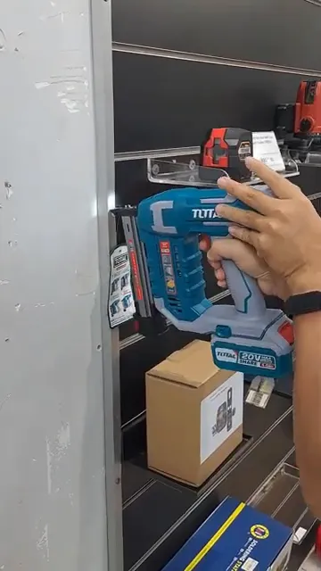 Bắn thử đinh lên tôn bằng máy Total TCSTLI3805