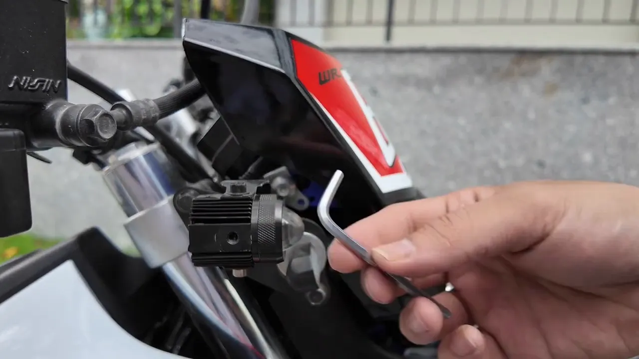 Cây lục giác chữ L đang cầm sẵn trước ốc dàn áo