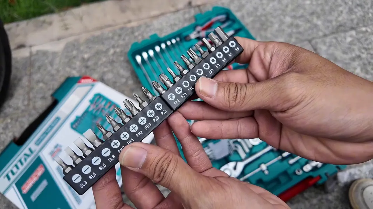 Thanh mũi vít với ký hiệu SL, PH, PZ và Torx đặt trước hộp đồ nghề