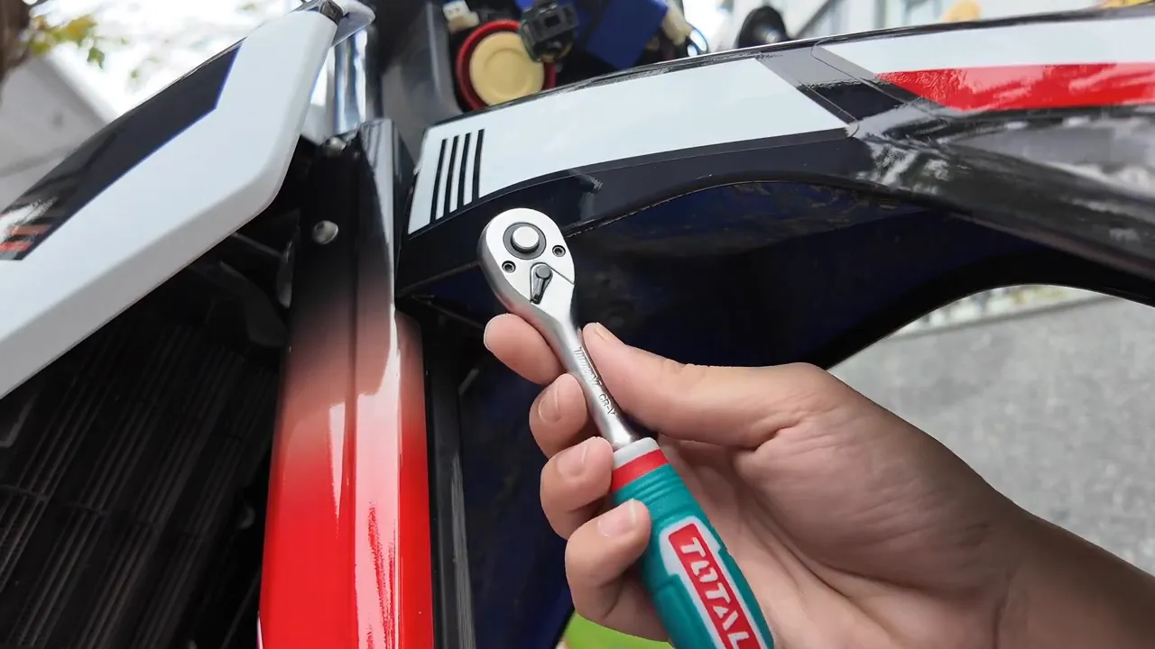 Tay vặn có công tắc đảo chiều Total dùng để vặn ốc ở vị trí hẹp