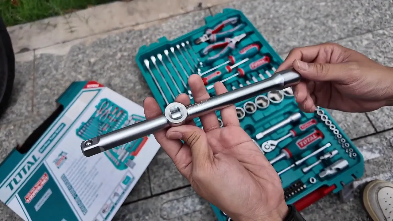 Thanh nối với mặt vuông chính giữa cầm trên tay