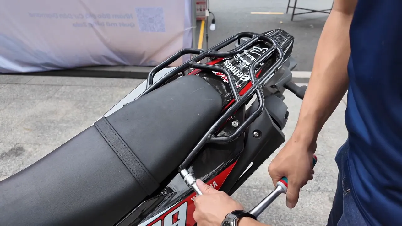 Dùng tay vặn lớn với cần đòn bẩy và tuýp để tháo bu lông cứng