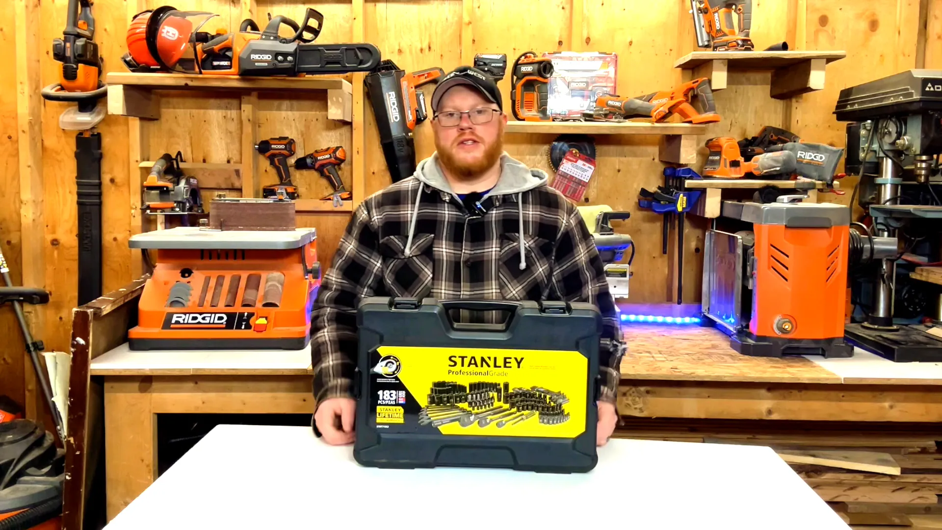 Mở nắp bộ dụng cụ Stanley STMT71662CCT