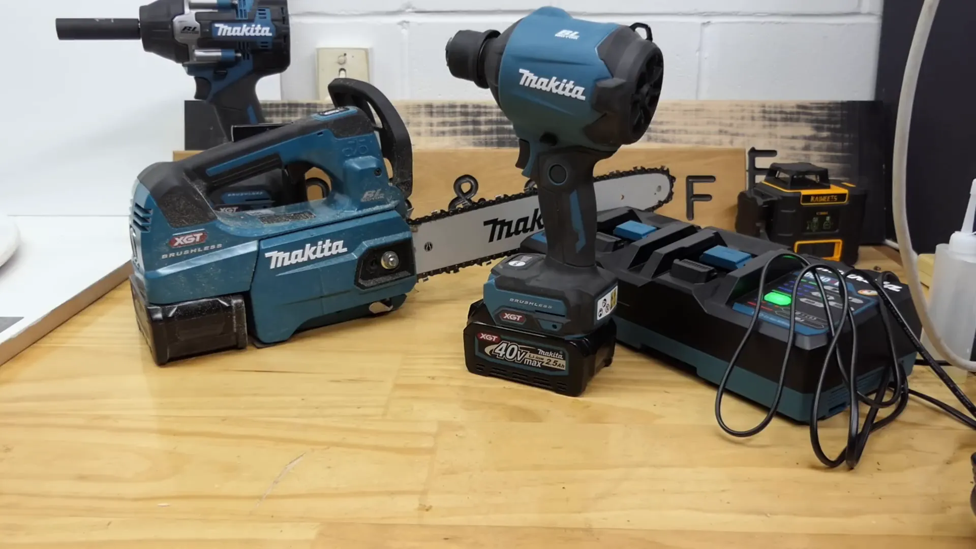 Đèn chiếu sáng đa năng của Makita