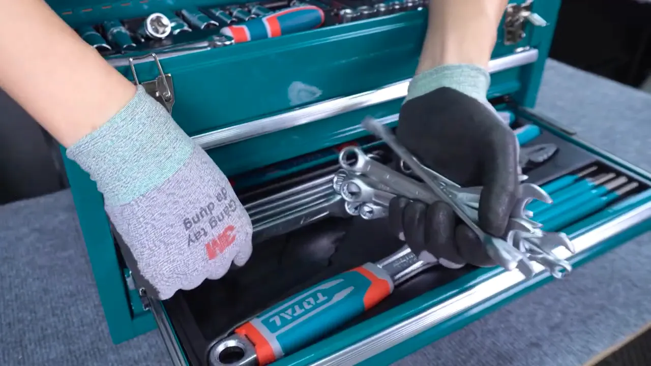 Bộ cờ lê Total (6–19 mm) được cầm trong tay trên khay hộp dụng cụ