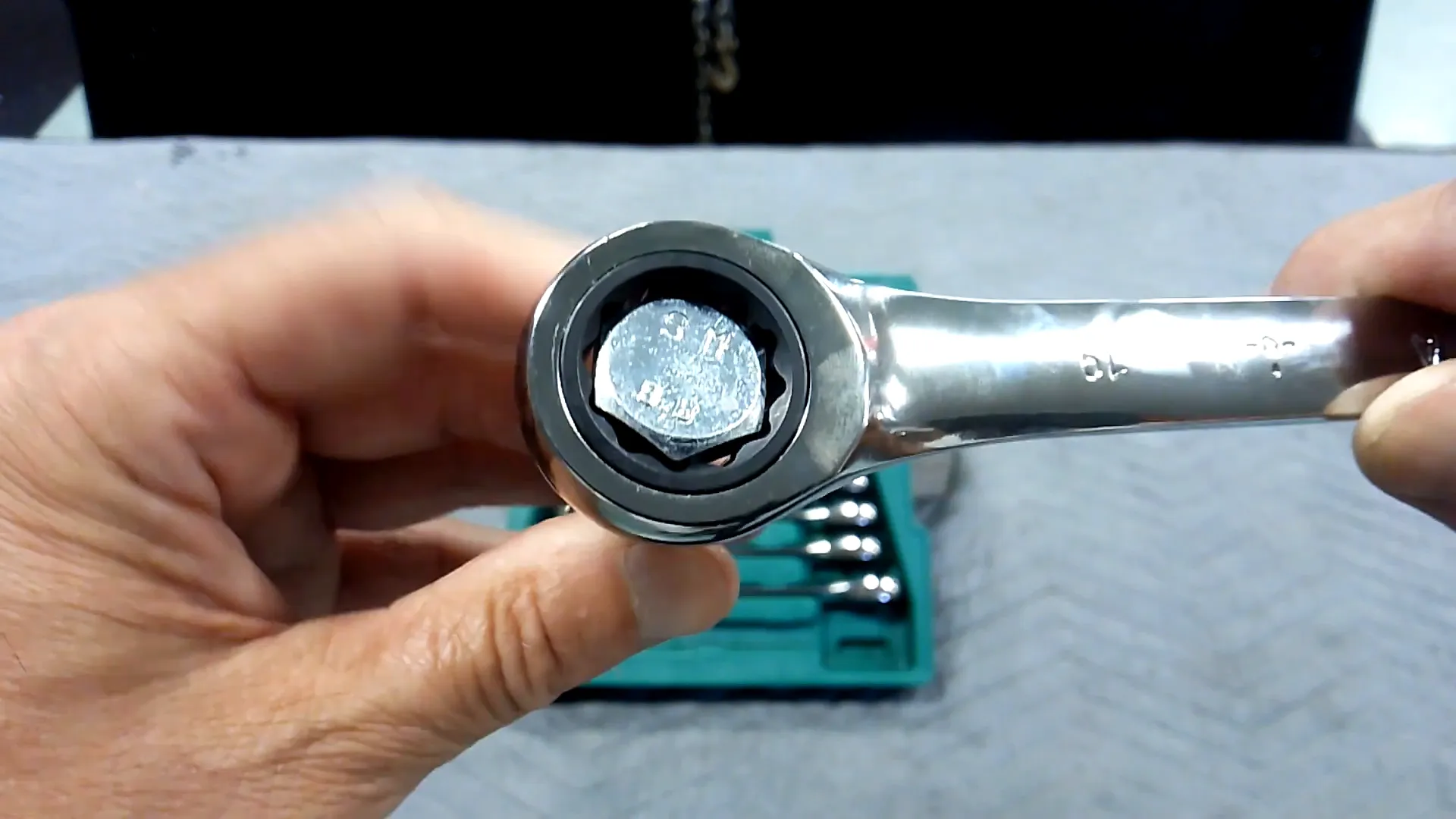 SATA cờ lê đang được sử dụng trên một con ốc.