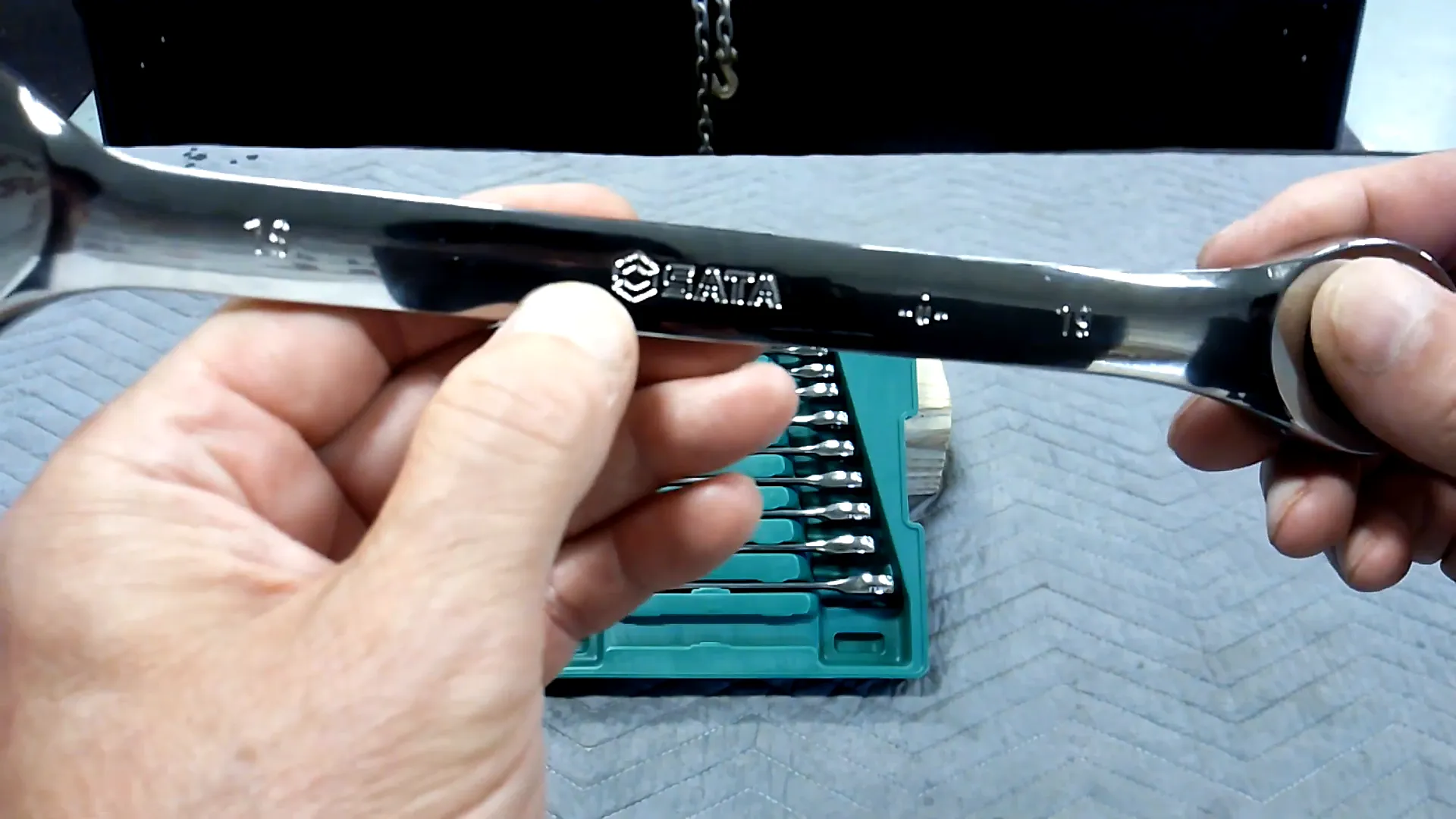 Cận cảnh bộ cờ lê SATA với các ký hiệu khắc laser.