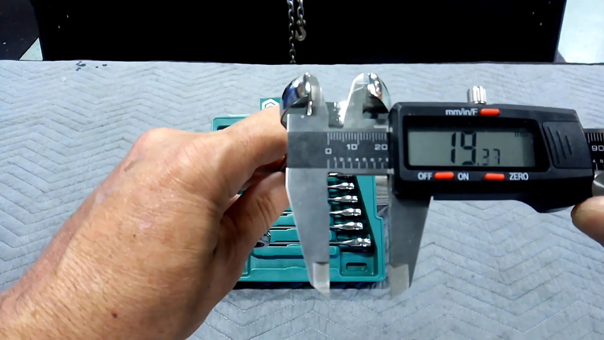 Kiểm tra độ chính xác của cờ lê SATA với caliper.