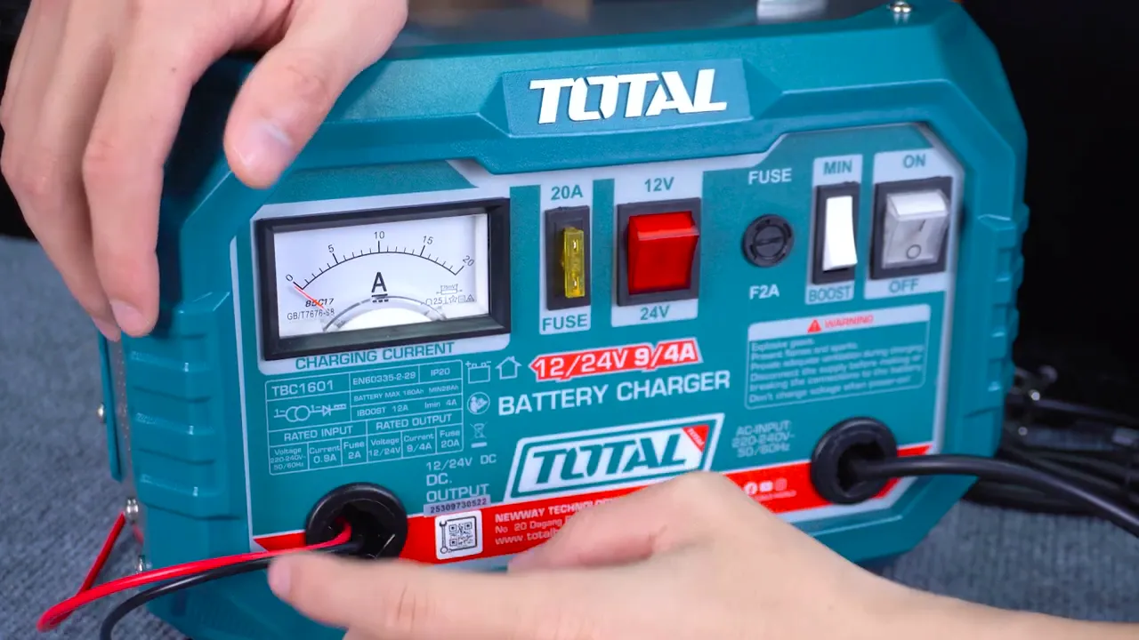Cận cảnh mặt trước máy sạc TOTAL TBC1601 với đồng hồ ampe, cầu chì và dây đỏ/đen