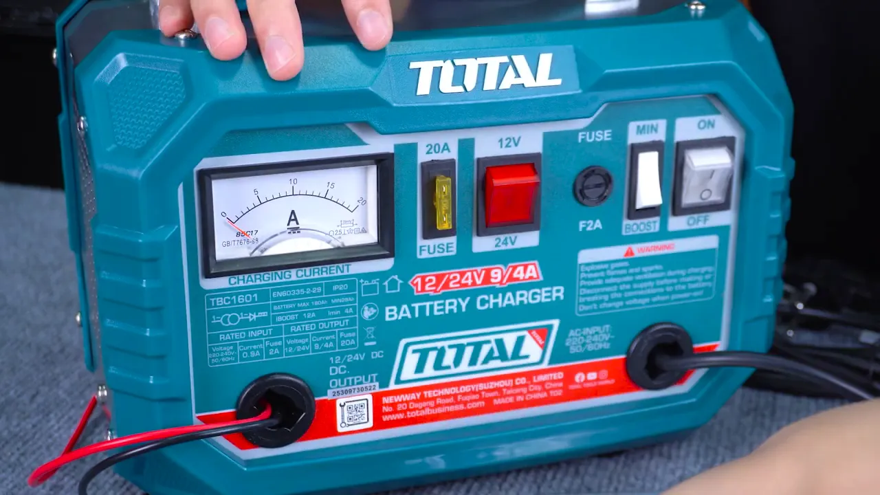 Toàn cảnh bảng điều khiển máy sạc TOTAL TBC1601 hiển thị cầu chì, công tắc ON/OFF, nhãn 12/24V và dây nối đỏ/đen