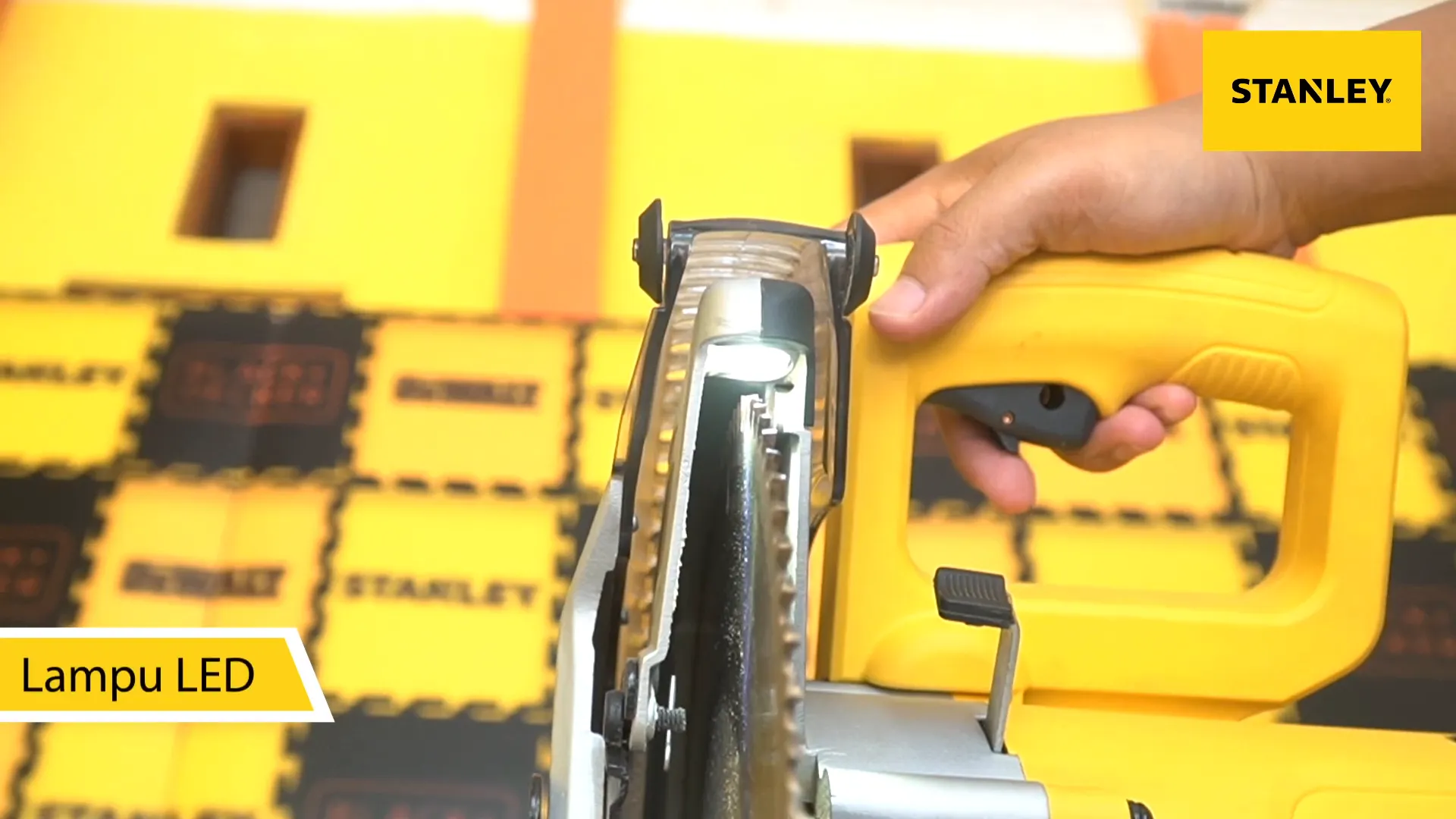 Các tính năng nổi bật của cưa góc Stanley SM16