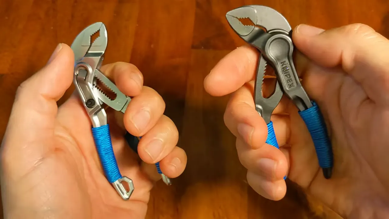 Hai kìm mỏ quạ được cầm trên nền gỗ, thấy rõ lớp bọc tay cầm màu xanh và lỗ gắn dây trên WorkPro; logo Knipex hiển thị