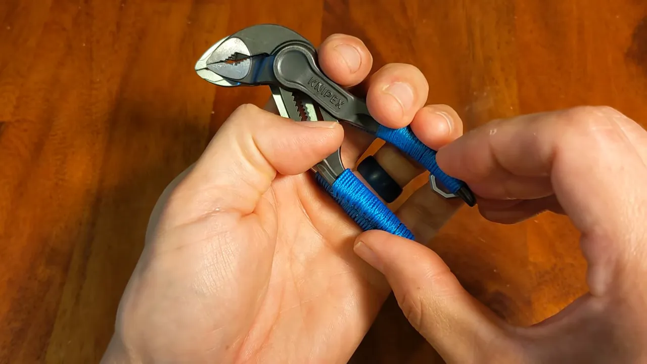 Hai kìm mỏ quạ được cầm trong tay, nhấn mạnh cảm giác cầm và độ vừa vặn của Knipex