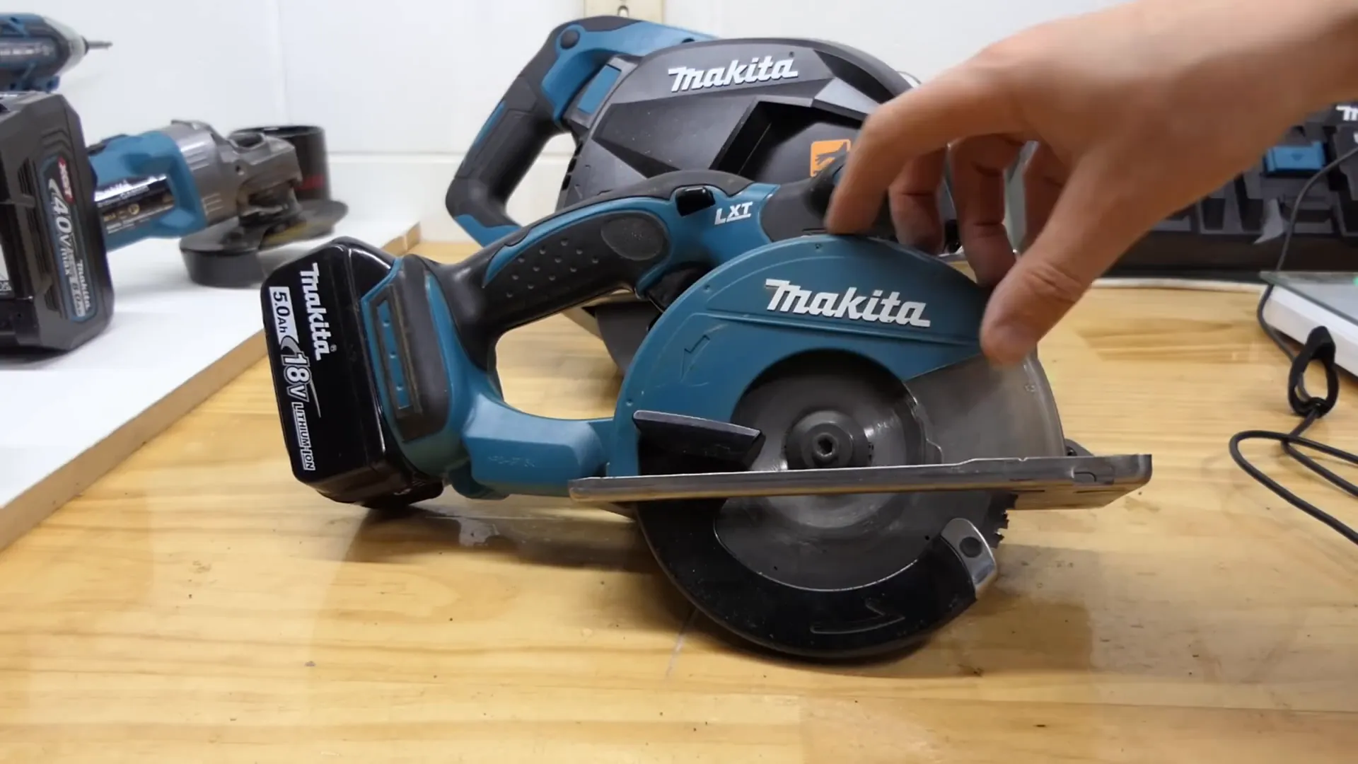 So sánh giữa máy 18V và 40V