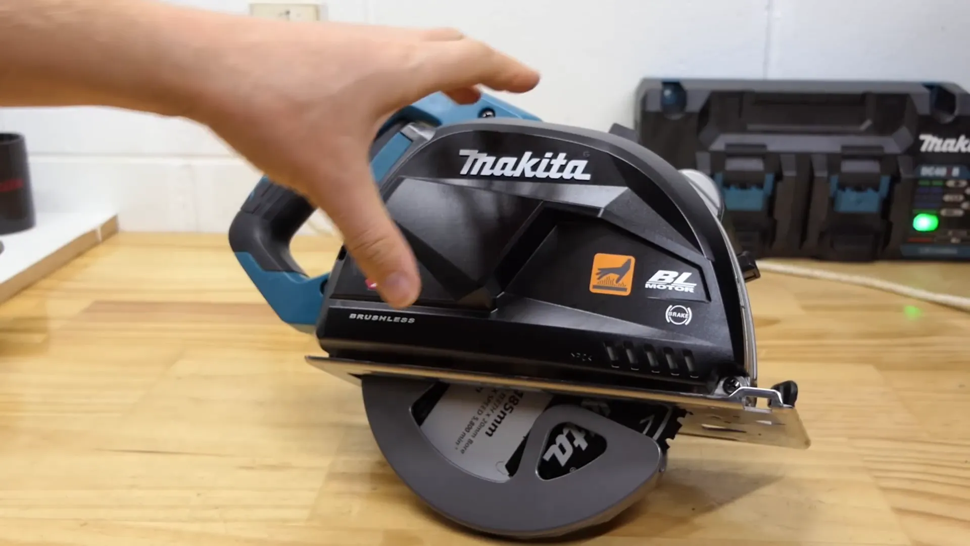 Máy cắt kim loại Makita XGT 40V CS002G