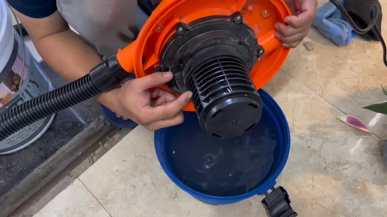 Phao nổi của máy hút WADFOW bên cạnh đáy motor trên thùng nước, thấy rõ cơ chế ngắt an toàn