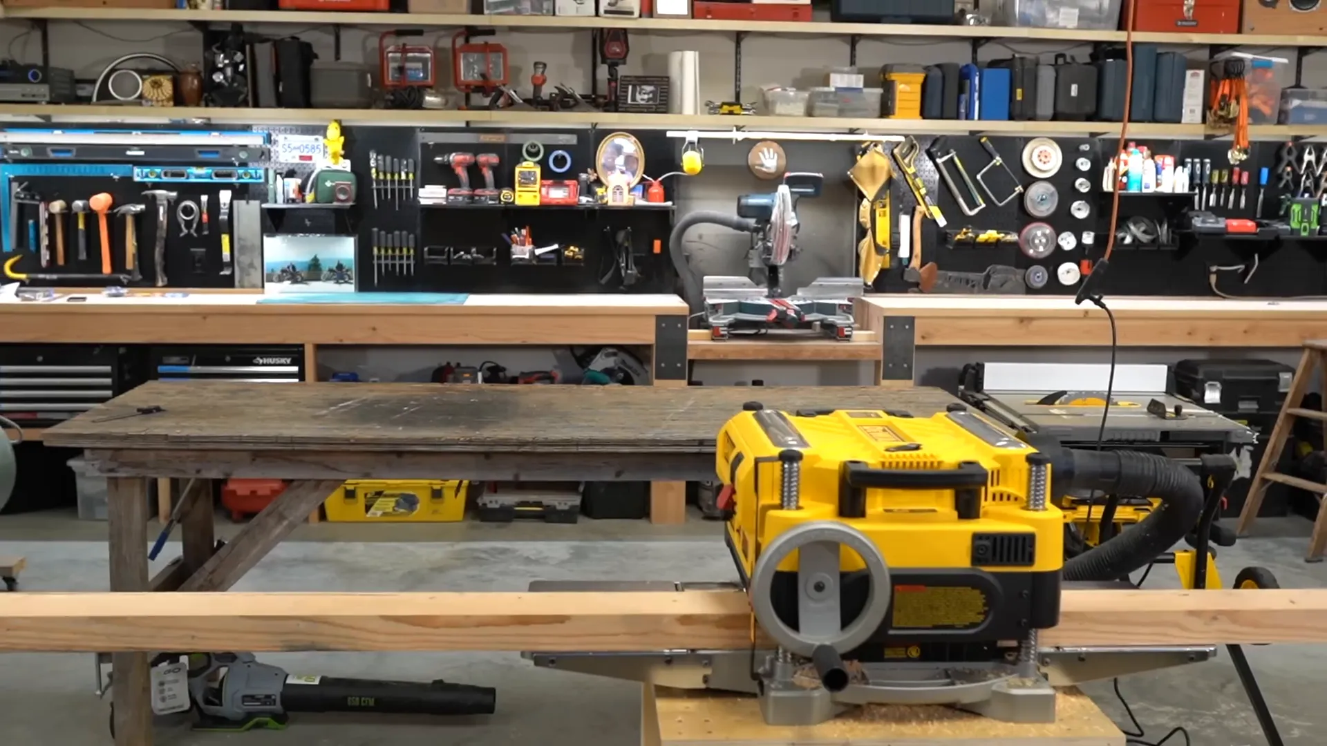 Bàn cưa Dewalt 7491 đang hoạt động