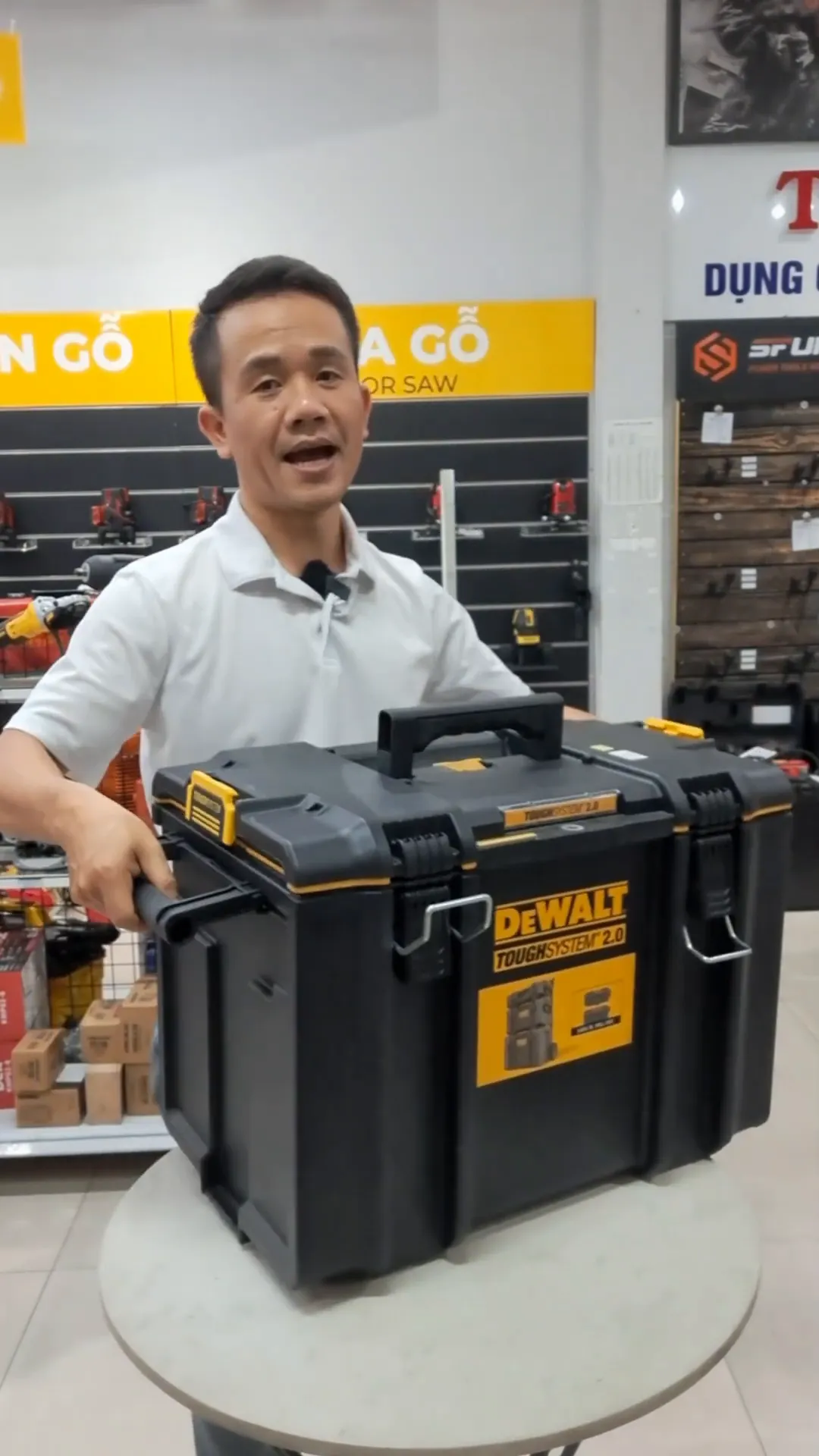 Tay cầm của thùng đồ nghề DEWALT