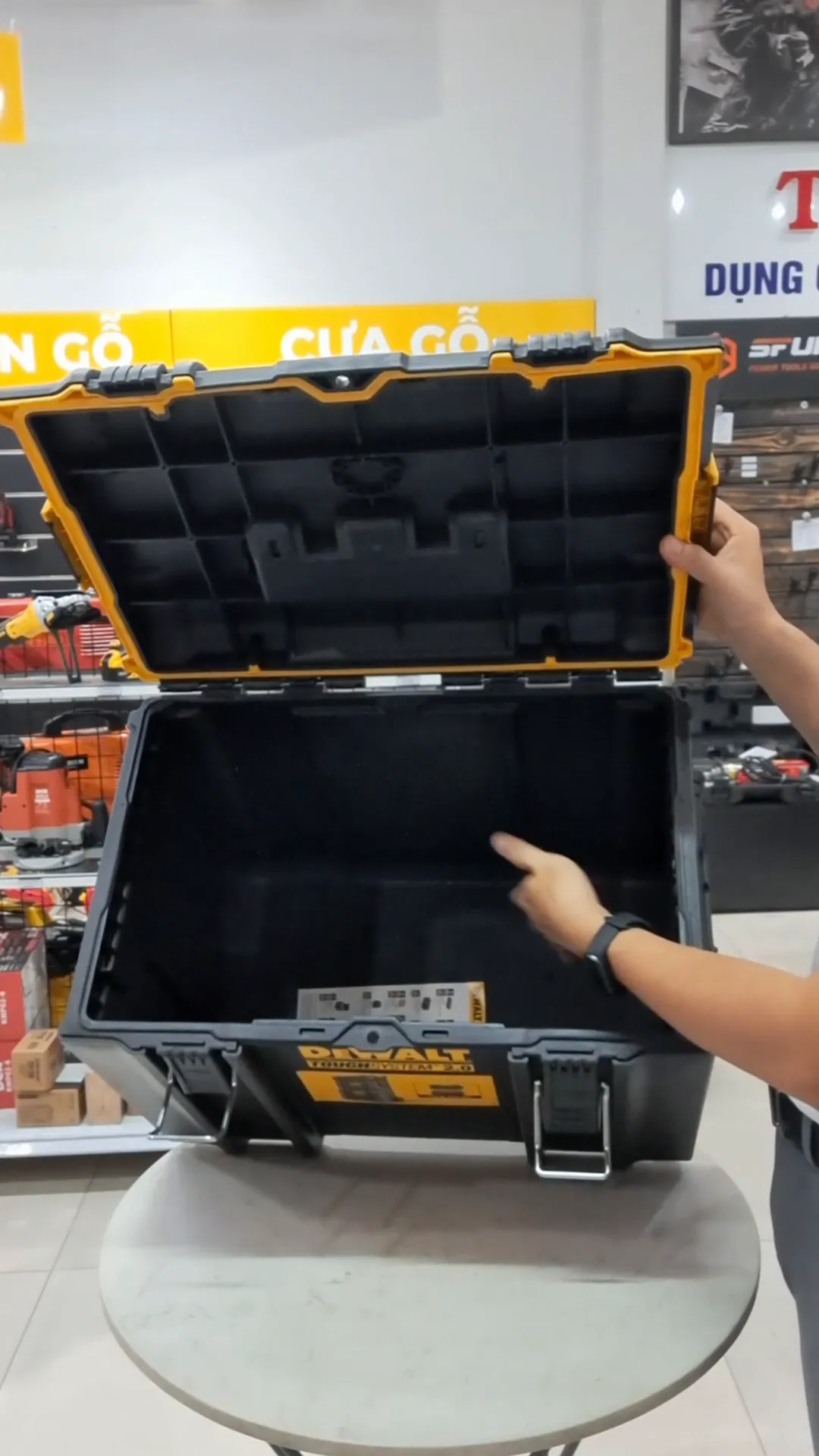 Thùng đồ nghề DEWALT chống nước, chống bụi