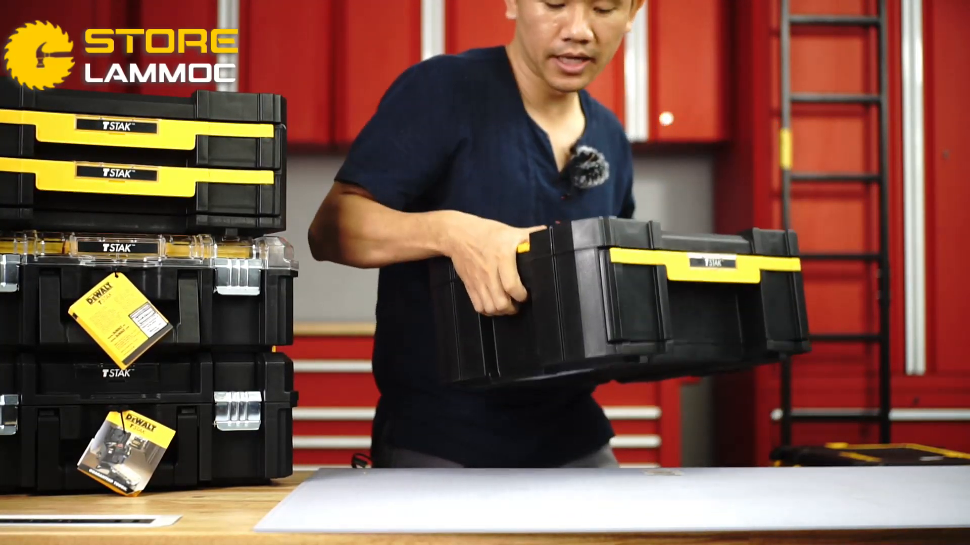 Tay cầm và chân chống trên thùng DeWALT