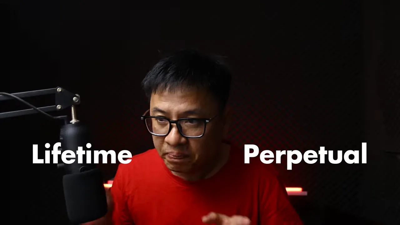 Người trình bày với chữ Lifetime ở bên trái và Perpetual ở bên phải