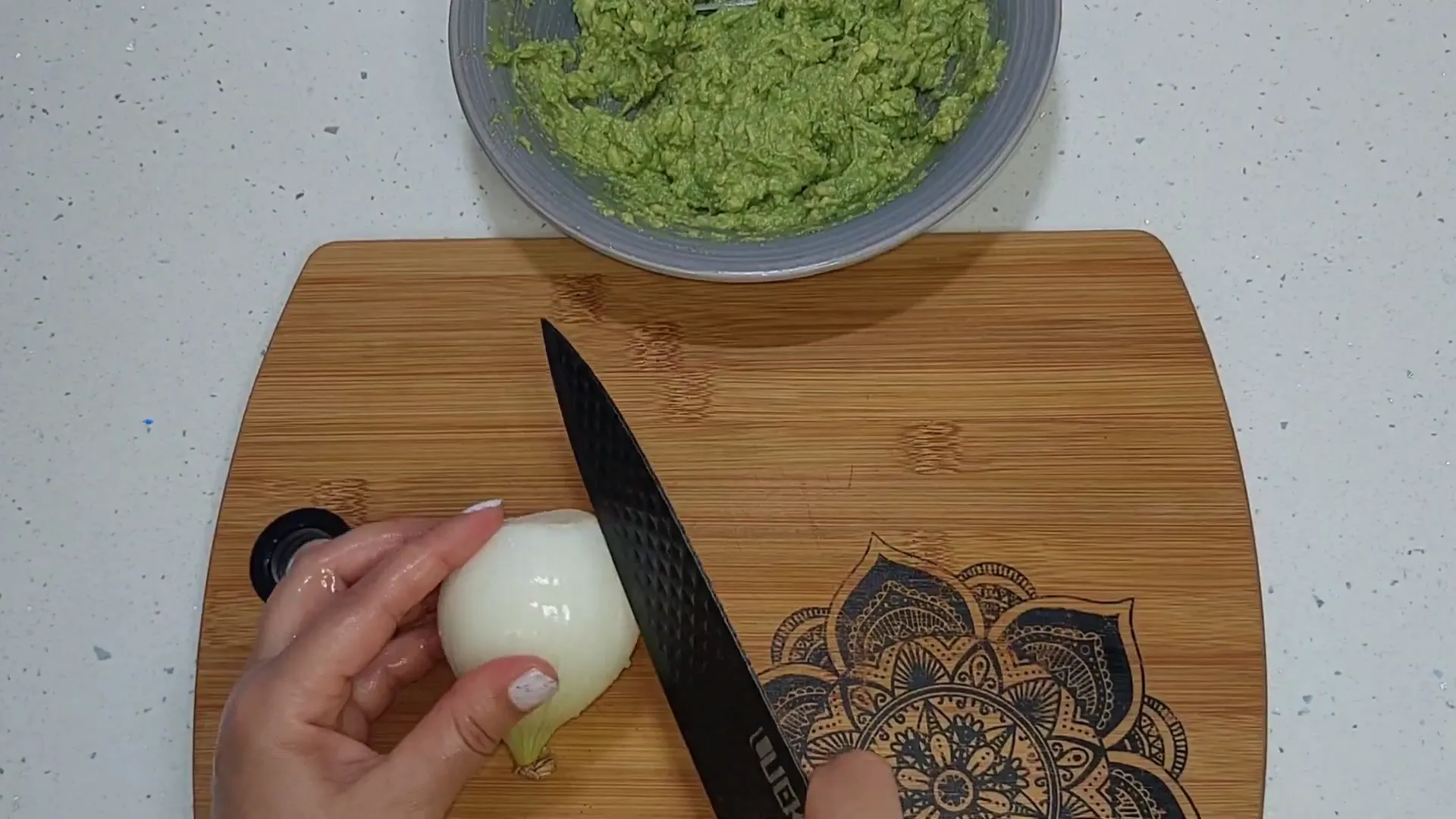 Añadiendo cebolla al guacamole