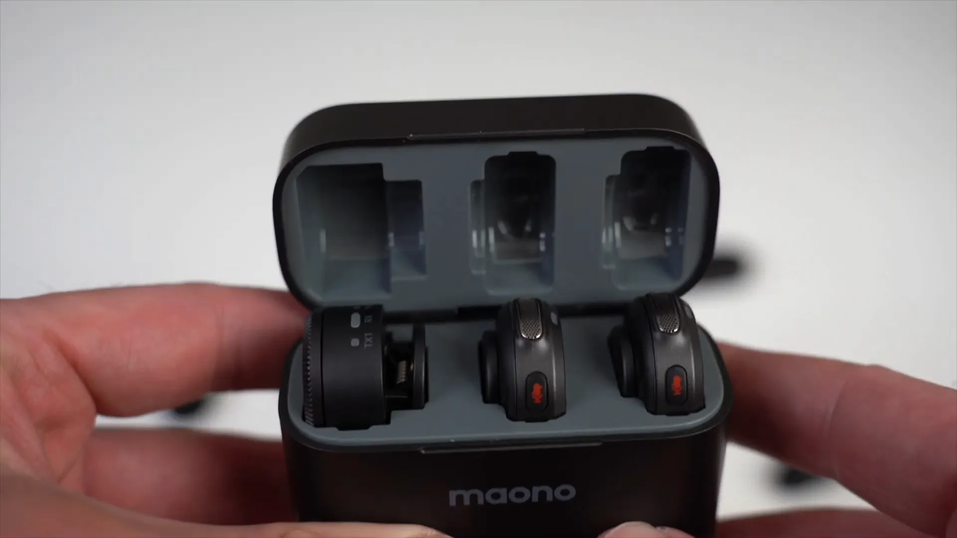 The complete Maono Wave T5 kit laid out inside the carrying case