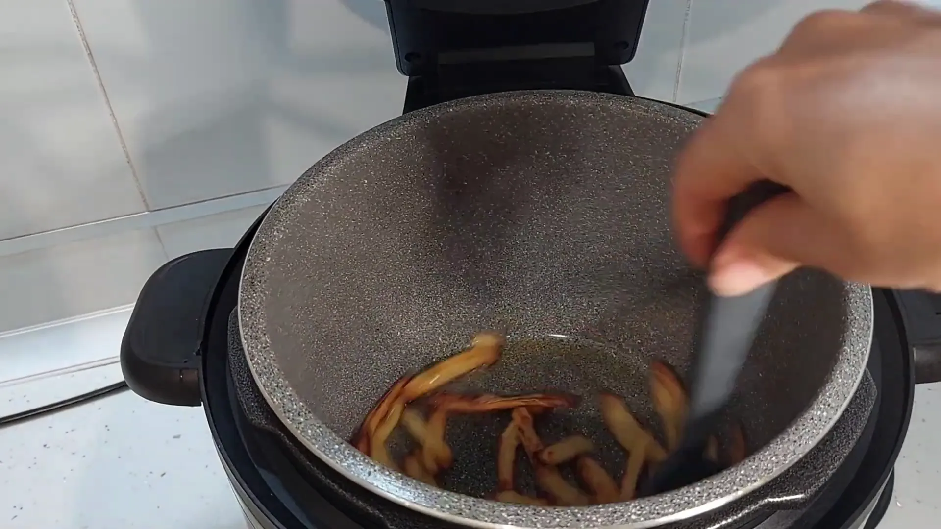 Removiendo las patatas para una cocción uniforme