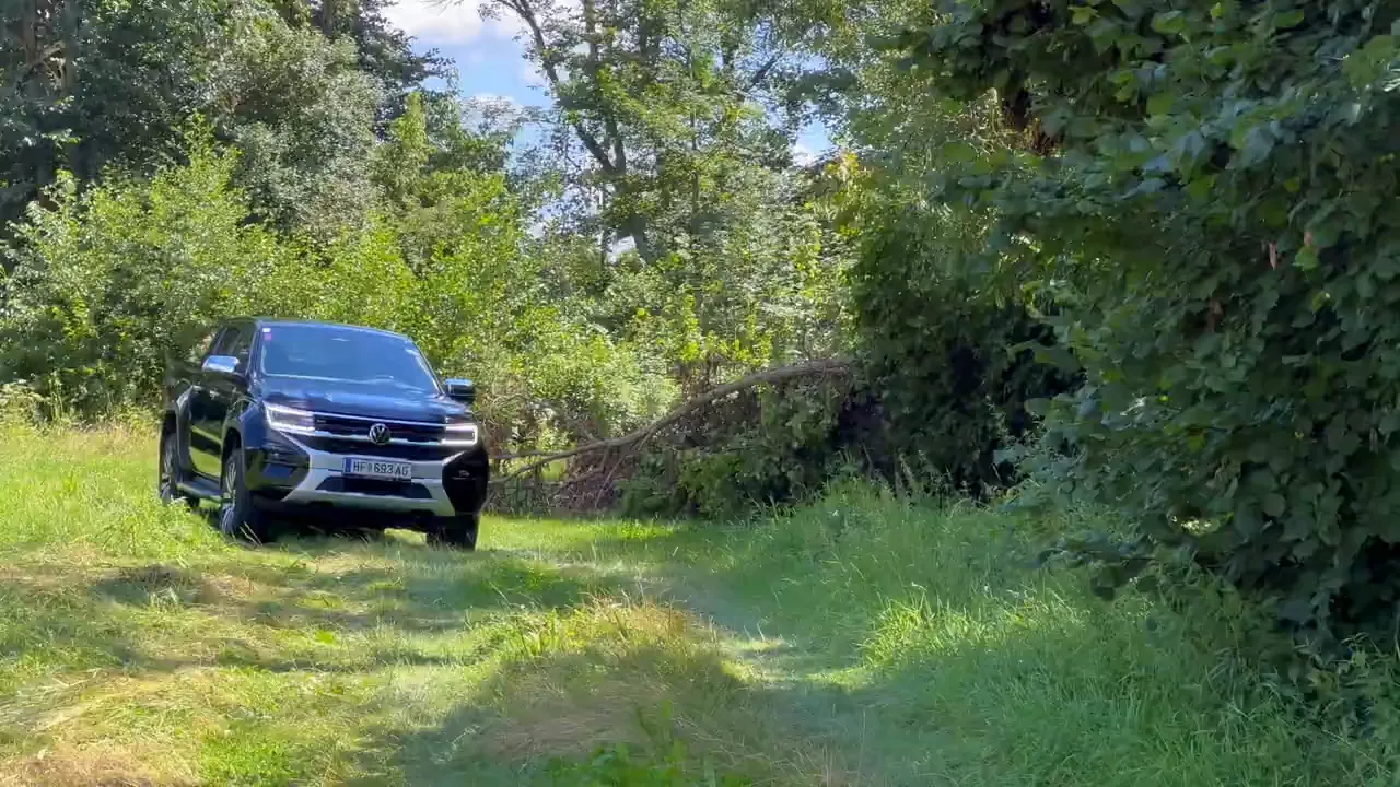 VW Amarok zieht Anhänger, Betonung auf Anhängelast bis 3,5 Tonnen