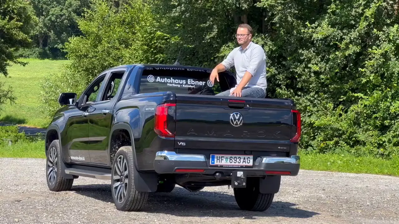 VW Amarok von der Seite geparkt, betont hohe Bodenfreiheit