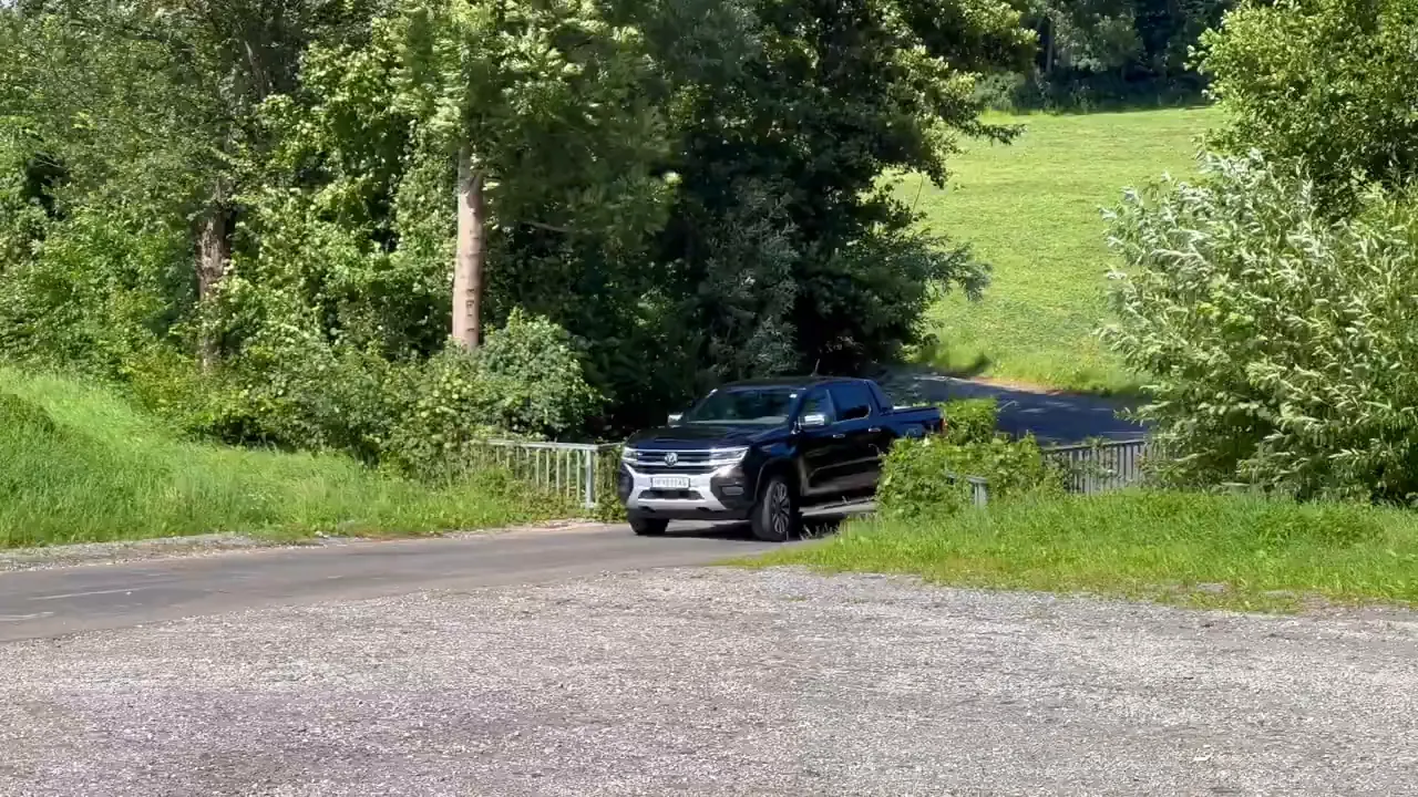 Frontansicht des VW Amarok in der Autohalle