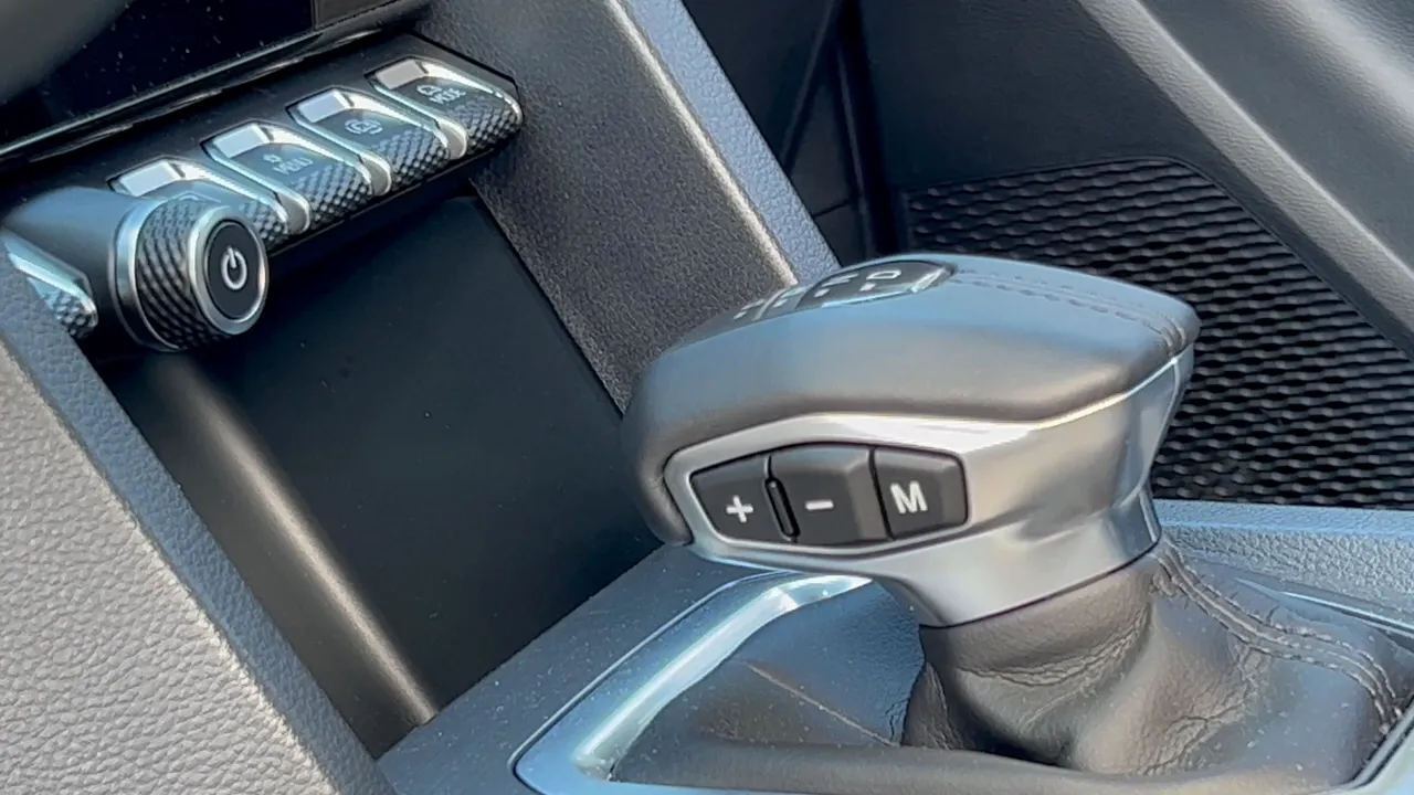 Detailaufnahme des Getriebebereichs und Schalthebels