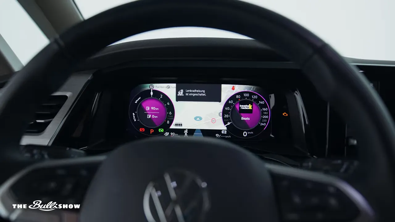 Cockpit mit Assistenzsystem-Anzeigen und ACC