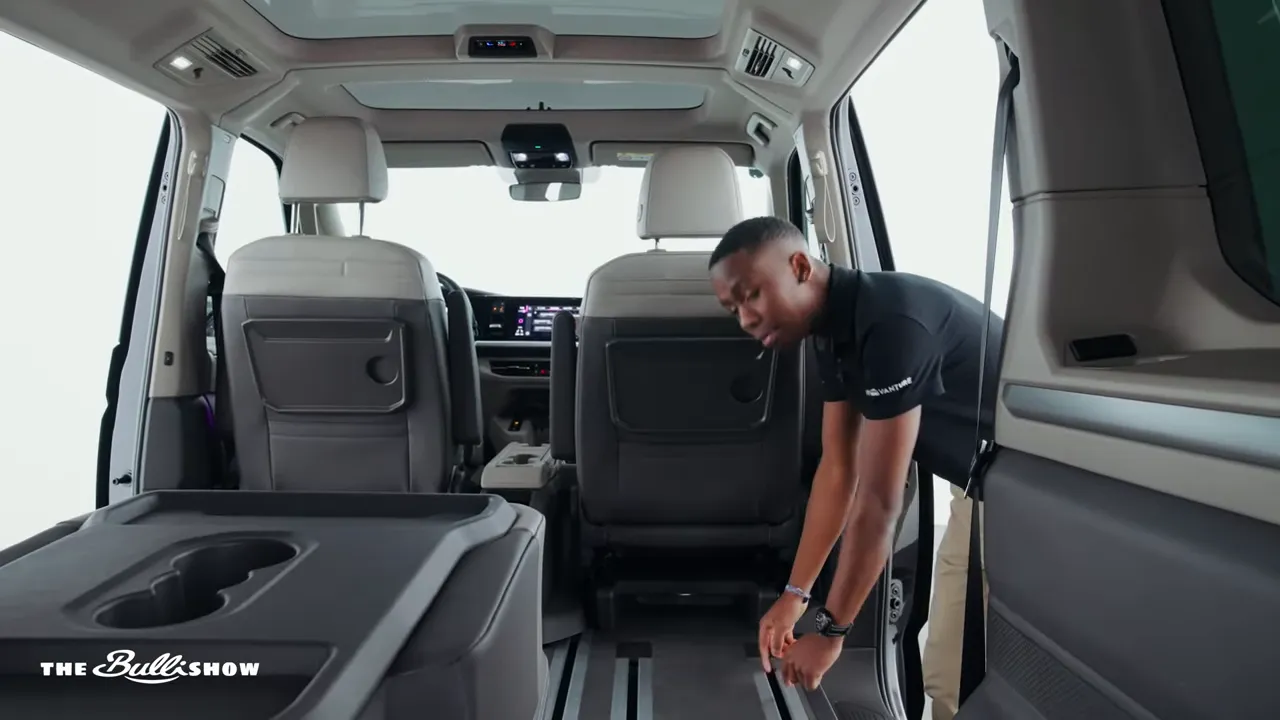 Reduziertes Schienensystem mit roter Schlaufe zum Herausnehmen der Sitze