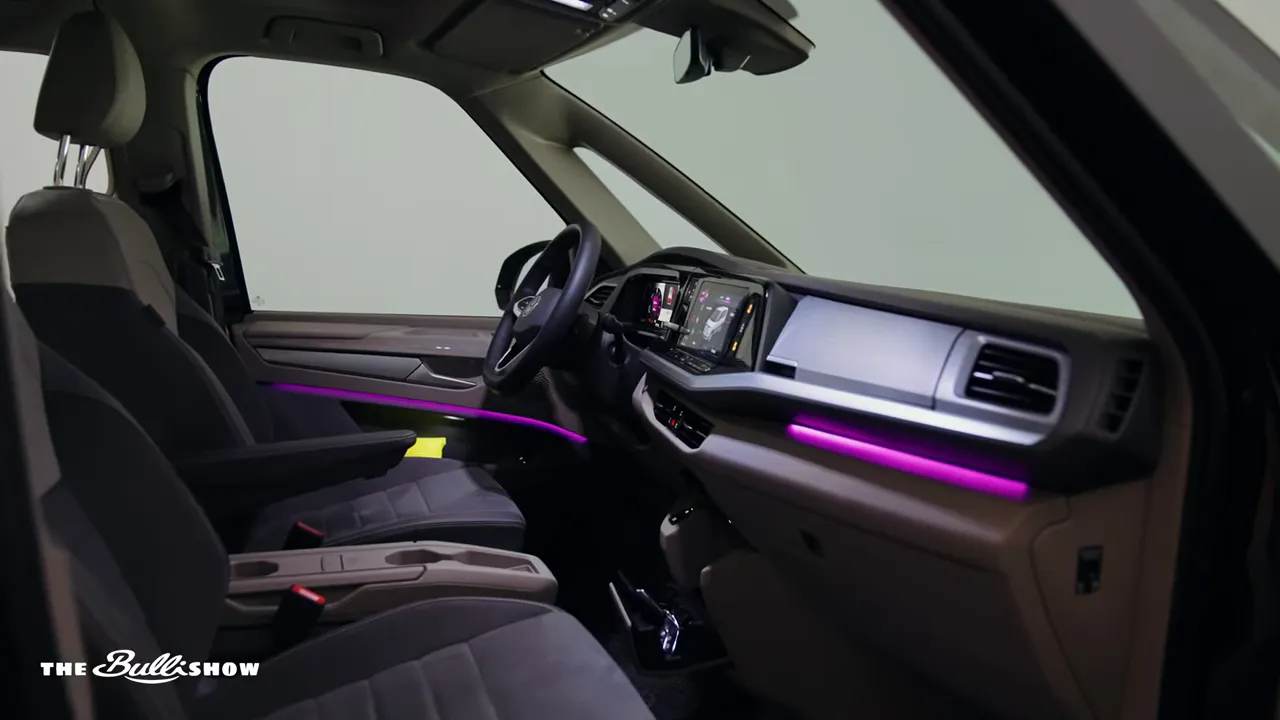 Ambientbeleuchtung und digitale Anzeigen im Cockpit