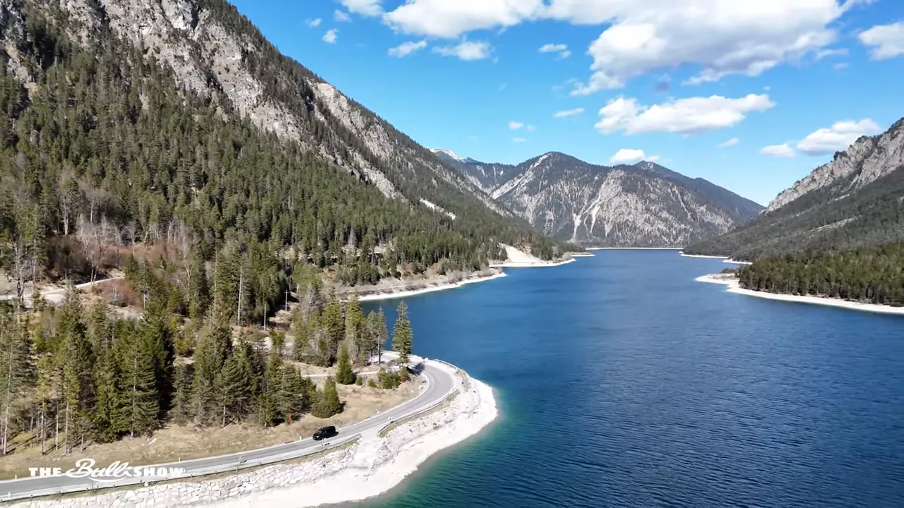 VW Multivan T7 vor Seeidylle - ideale Kulisse für Probefahrt