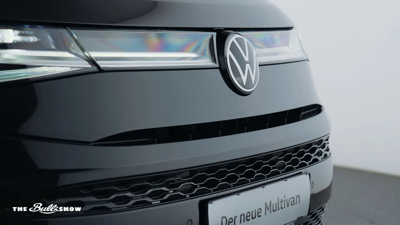VW Multivan T7 Style Front mit durchgehendem Chromstreifen und beleuchtetem Scheinwerferbalken
