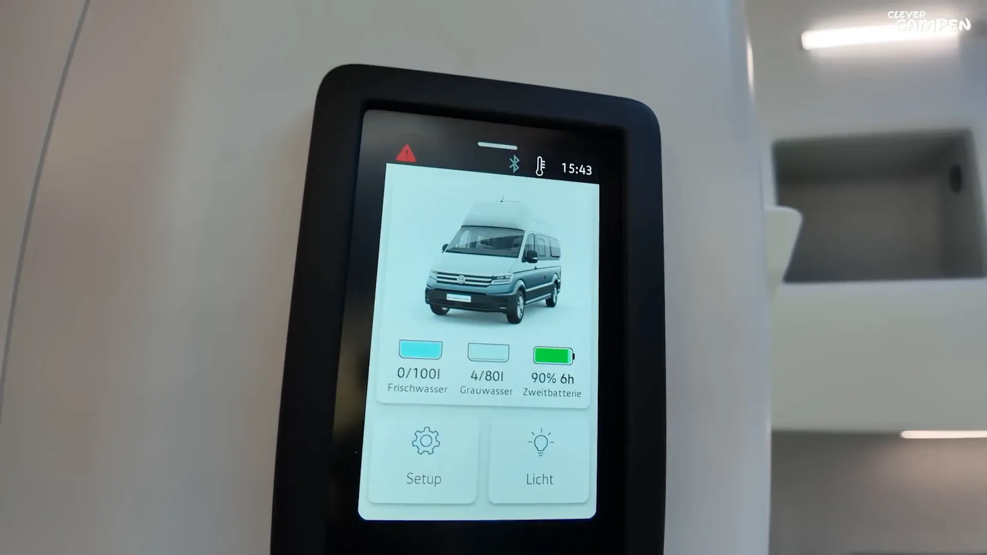 California Bedienpanel Homescreen mit Wasser- und Batterieanzeige