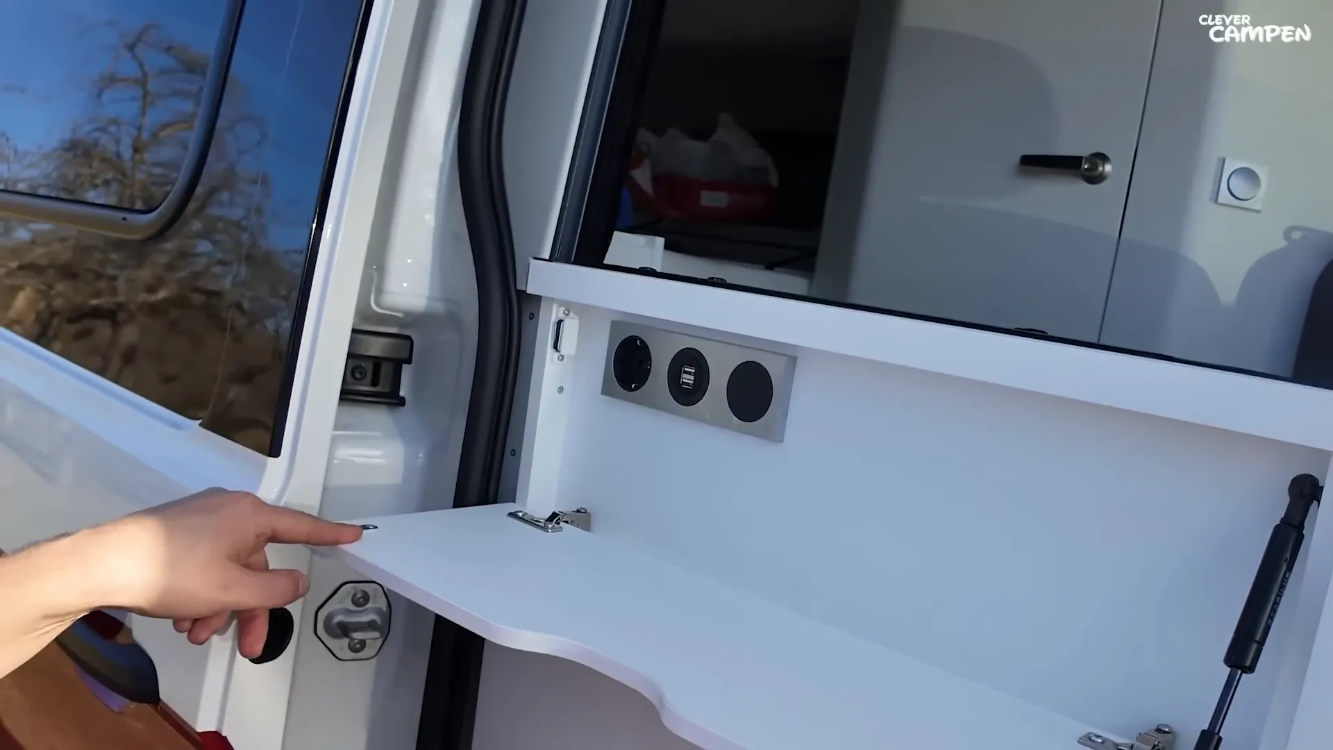 Trittstufe fährt beim Öffnen der Tür automatisch aus