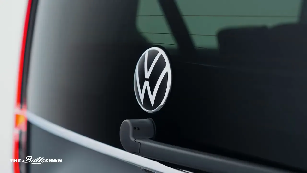 VW Caddy Heck mit LED-Rückleuchten und Glasfläche mit VW-Logo