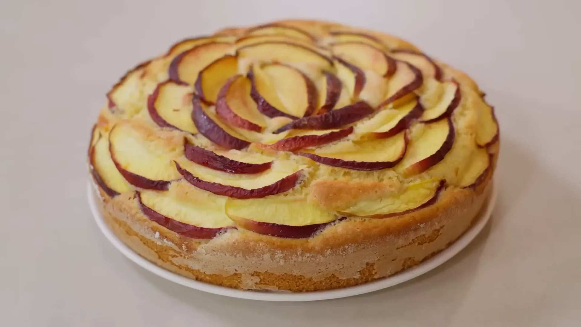 Torta soffice alle pesche appena sfornata, alta e dorata