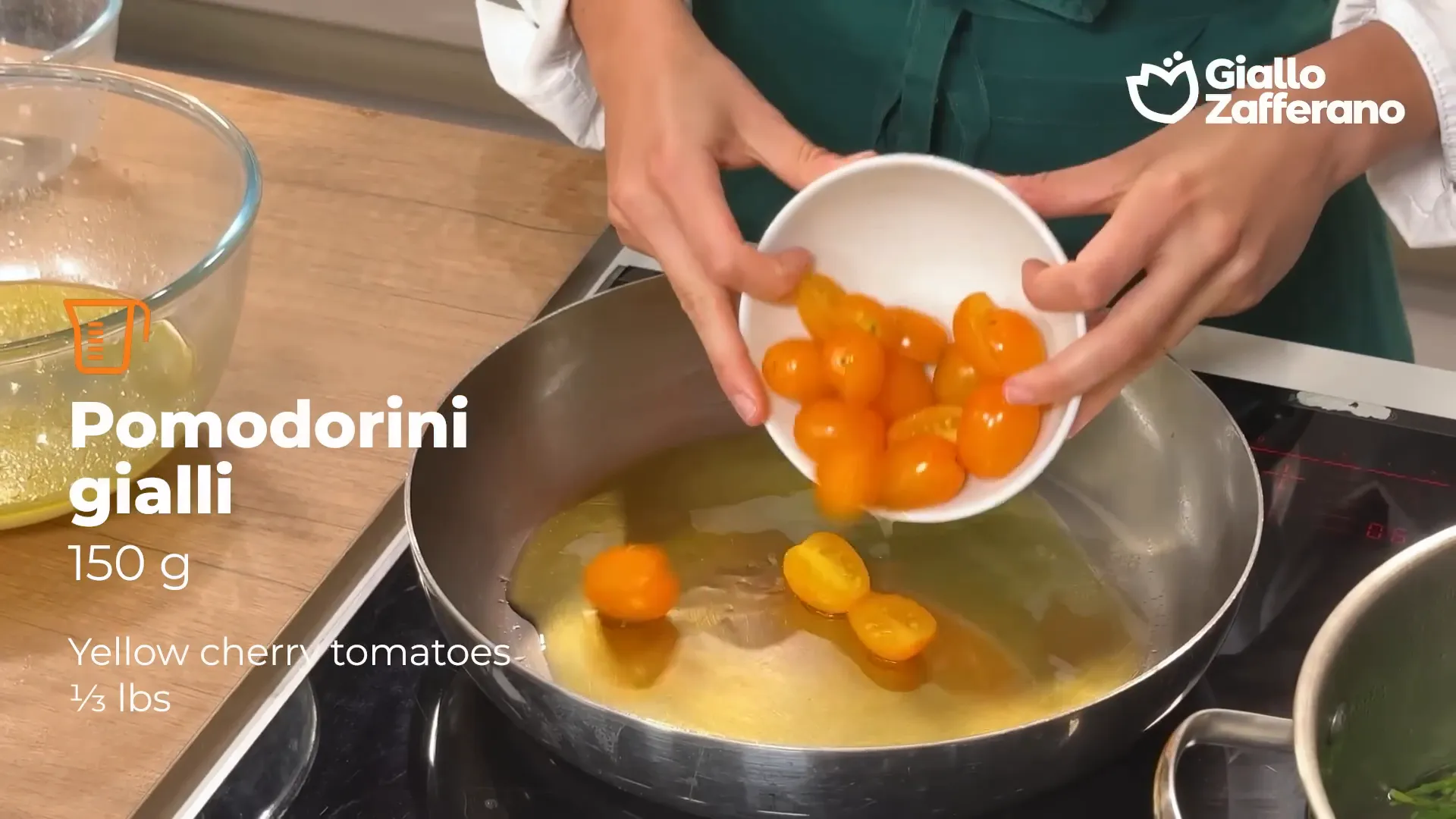 Pomodorini gialli in padella con olio e sugo di vongole