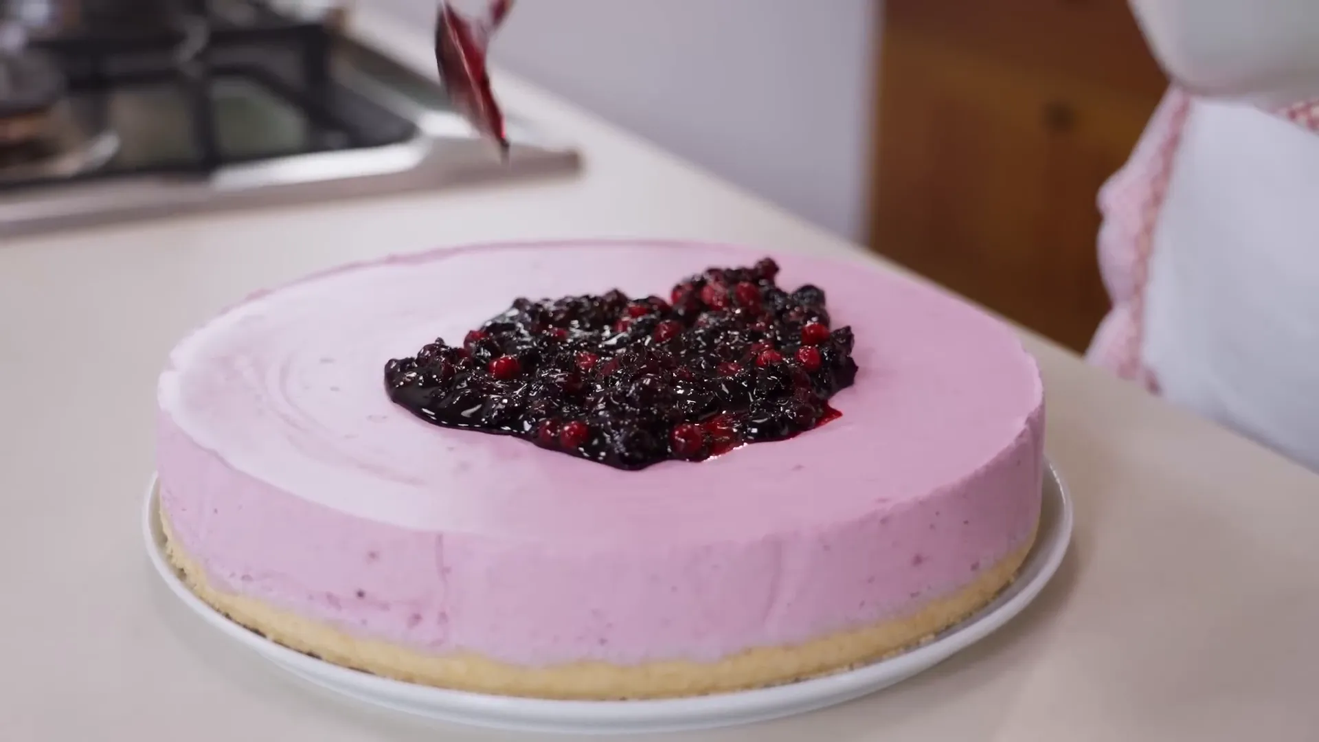 Cheesecake decorata con frutti di bosco freschi