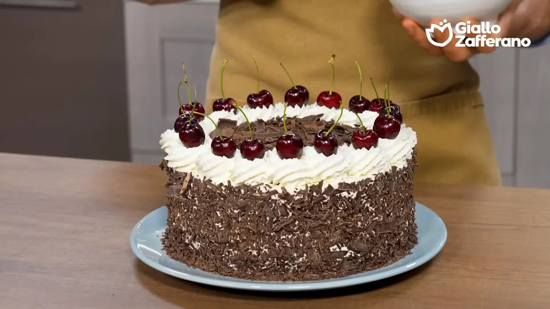Decorazione della torta con riccioli di cioccolato e ciliegie