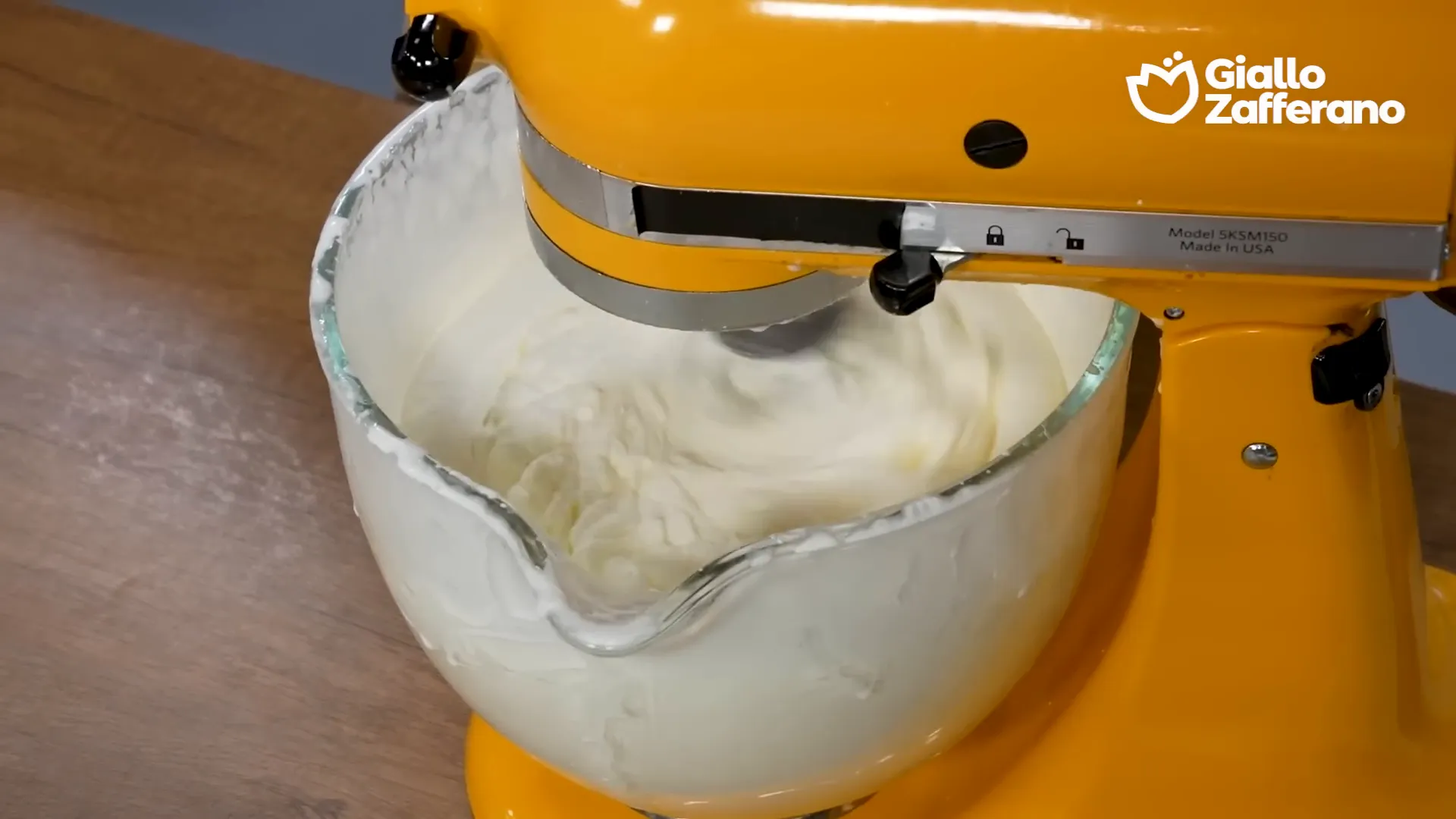Montare la panna per la crema chantilly