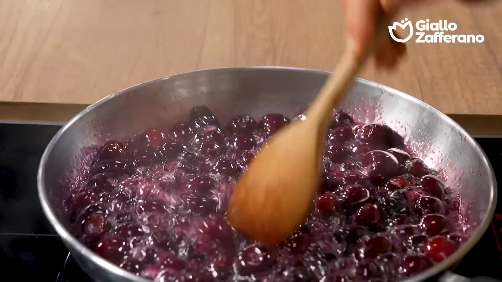 Ciliegie cotte in padella con zucchero e kirsch