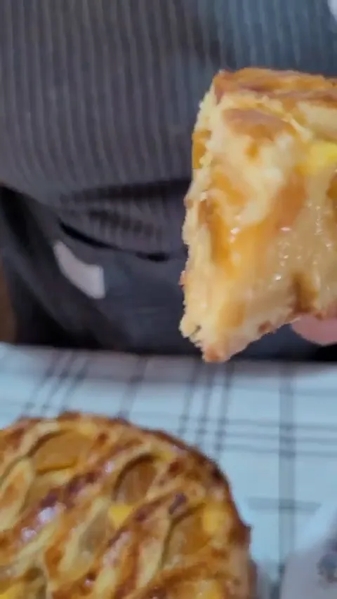 Crostata con frolla, crema e pesche sciroppate pronta da servire