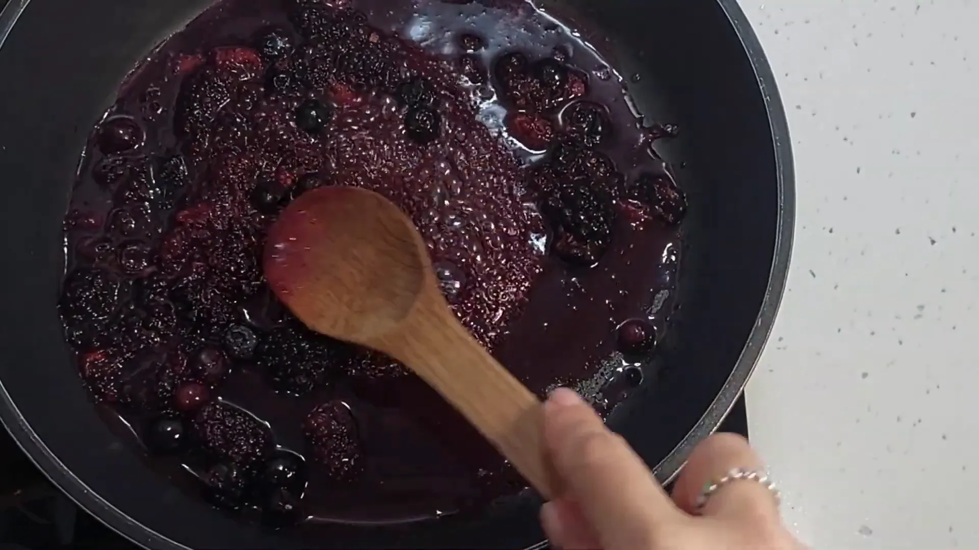 Preparación de la salsa de frutos rojos